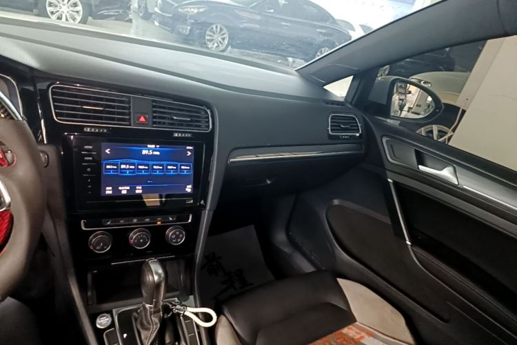 Volkswagen Golf 2020 car image #13
