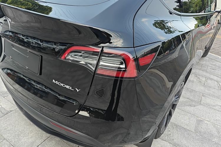 Tesla Model Y 2024 immagine di auto #8