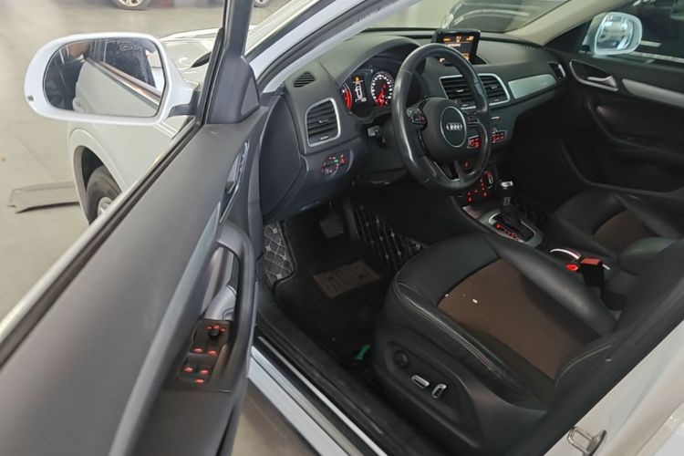 Audi Q3 2017 car image #16