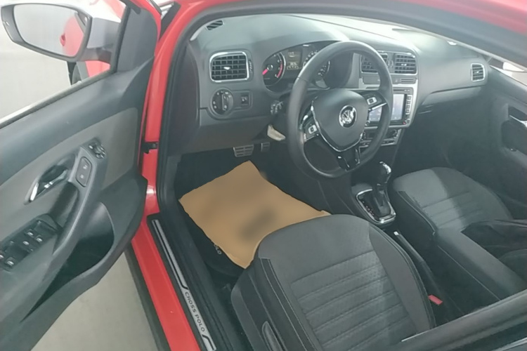 Volkswagen Polo 2015 car image #12