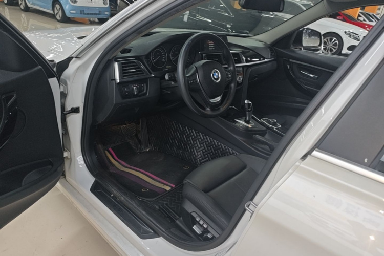 BMW 3 Series 2018 immagine di auto #16