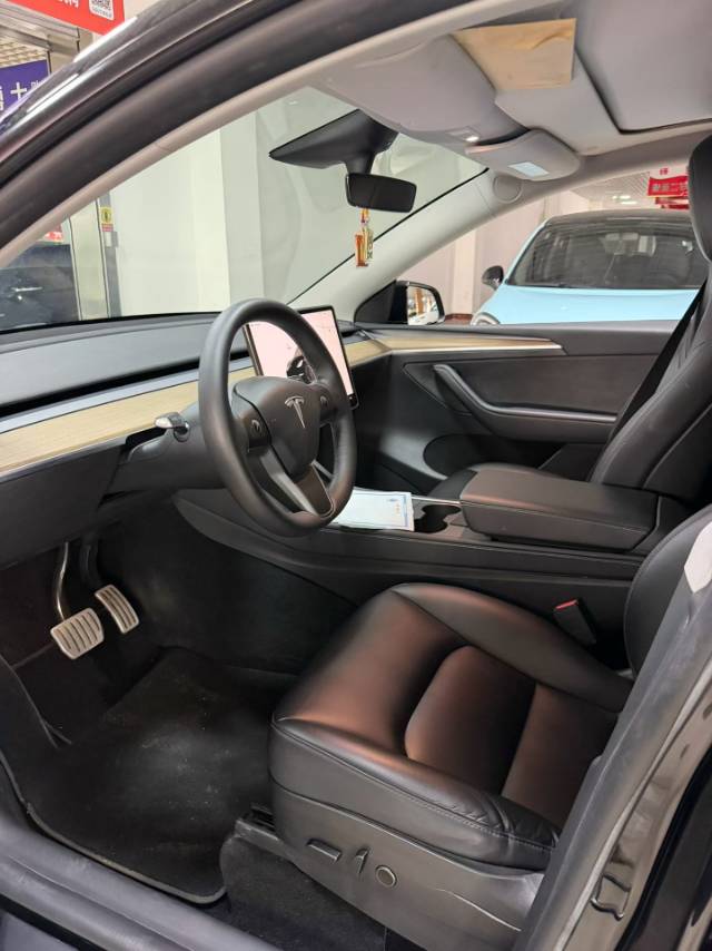 Tesla Model Y 2026 #6 Tesla Model Y 2026 car image #6