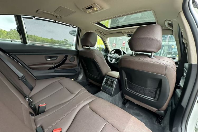 BMW 3 Series 2018 car image #21