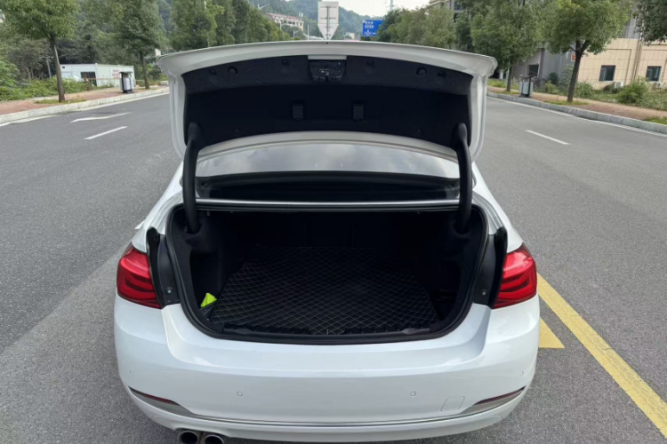 BMW 3 Series 2019 immagine di auto #15
