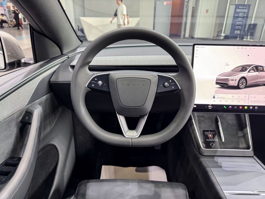 Tesla Model Y L 2026 #7 Tesla Model Y L 2026 car image #7