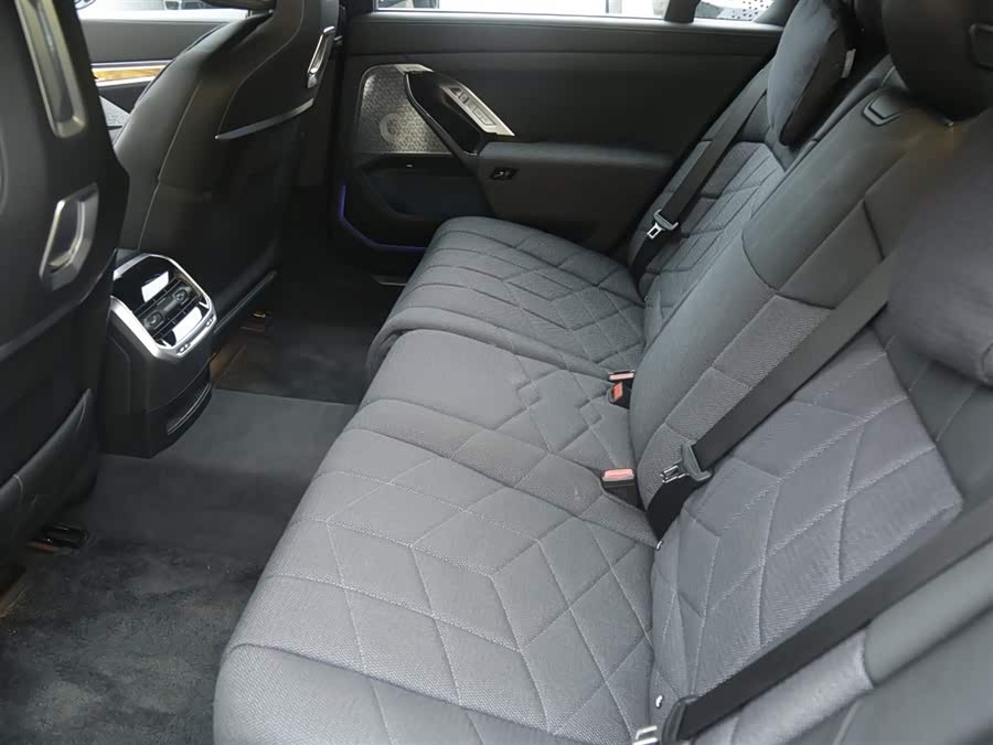 BMW i7 M70L 2023 car image #10