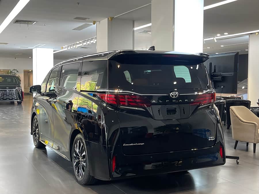 Toyota Alphard car image #10