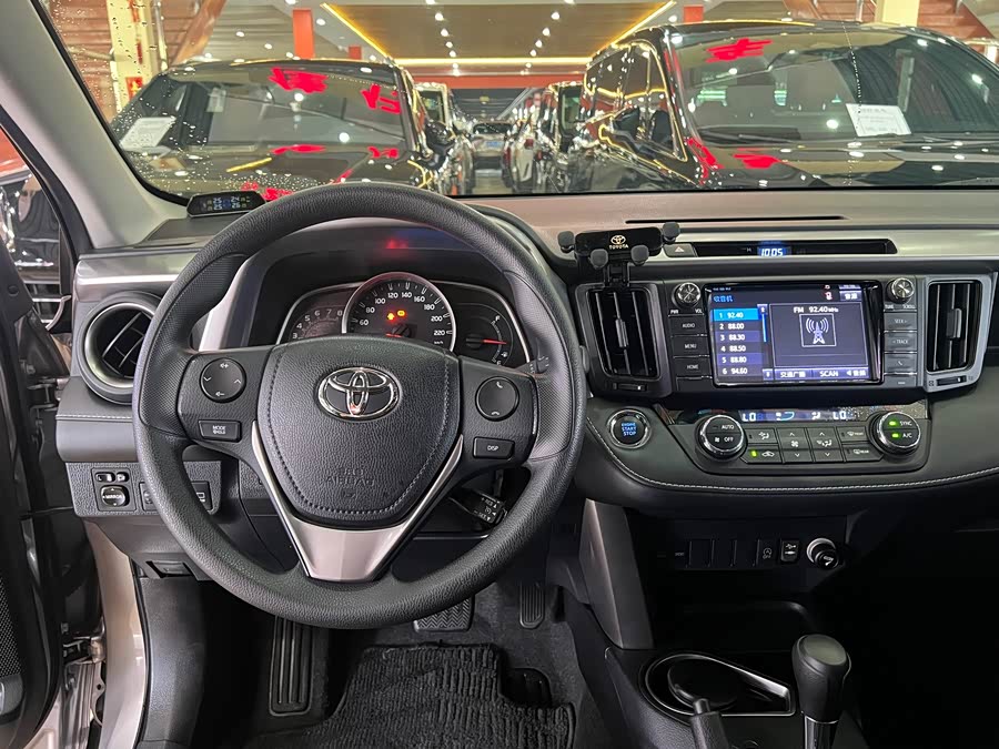 Toyota RAV4 2019 car image #10