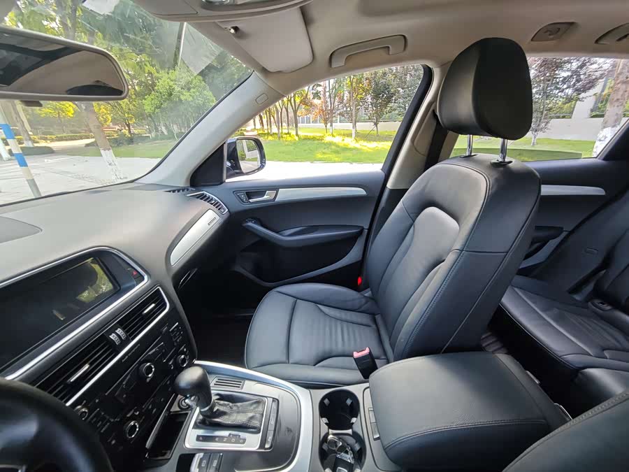 Audi Q5 2012 car image #10