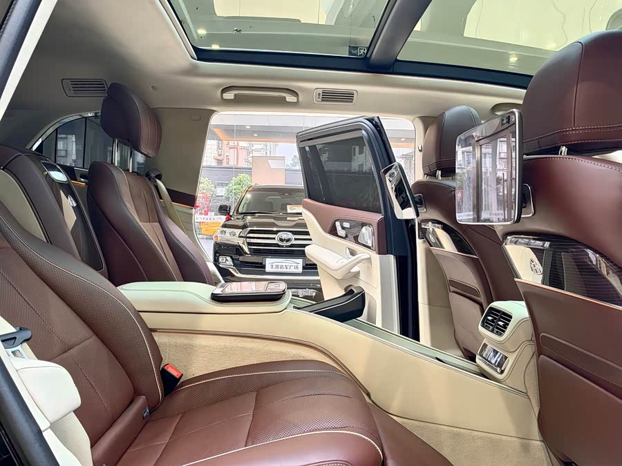 Mercedes-Benz Maybach GLS 2023 car image #10