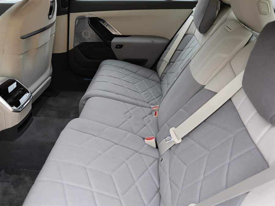 BMW M760Le car image #10