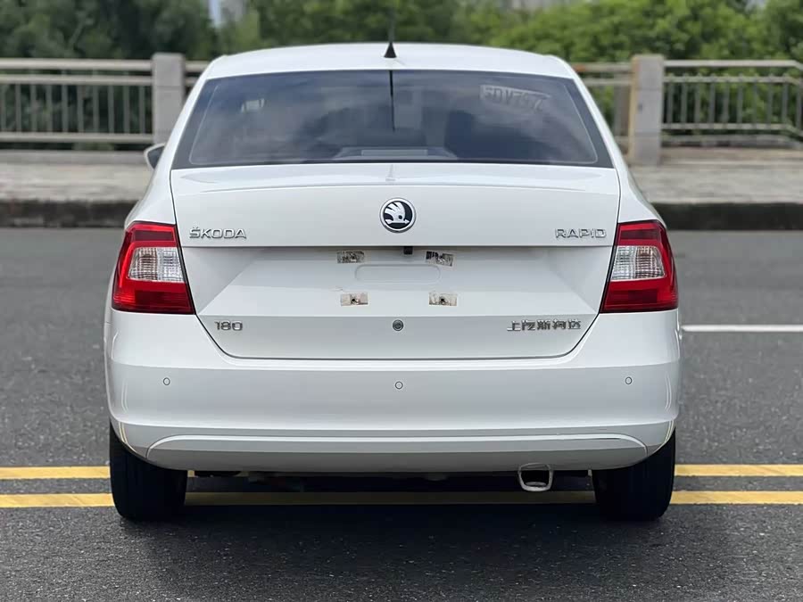 Skoda Rapid 2016 car image #10
