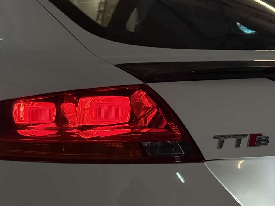 Audi TTS 2011 car image #10