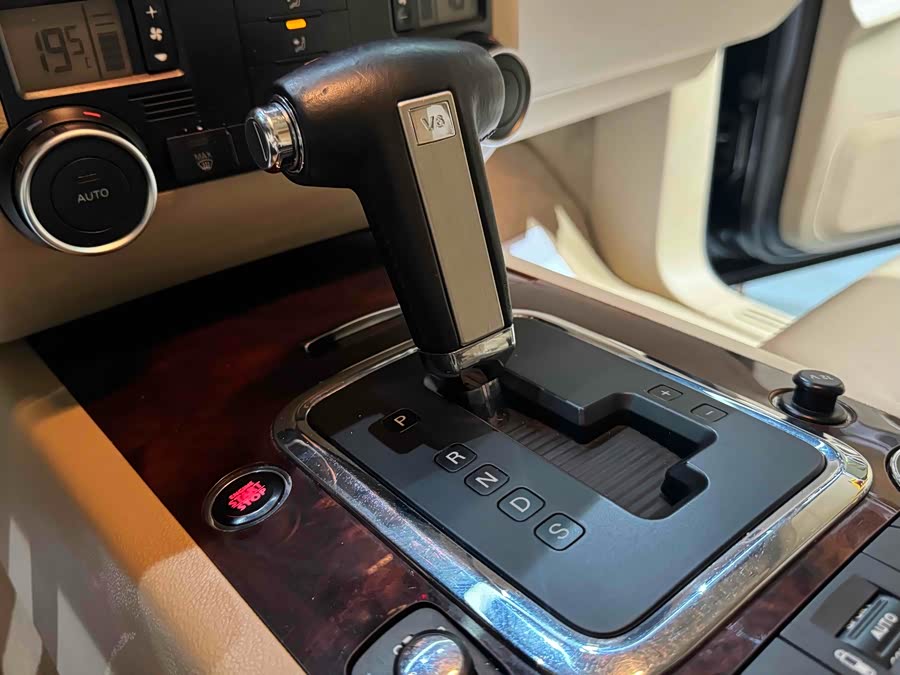 Volkswagen Touareg 2010 immagine di auto #10