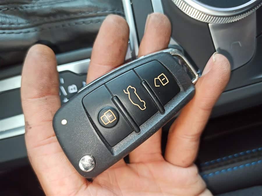 Audi Q2L e-tron 2021 صورة سيارة #10