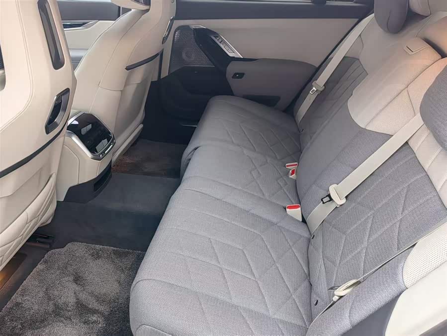 BMW i7 M70L 2024 #10 BMW i7 M70L 2024 car image #10