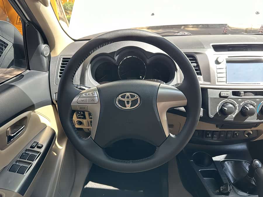 Toyota Fortuner 2016 immagine di auto #10