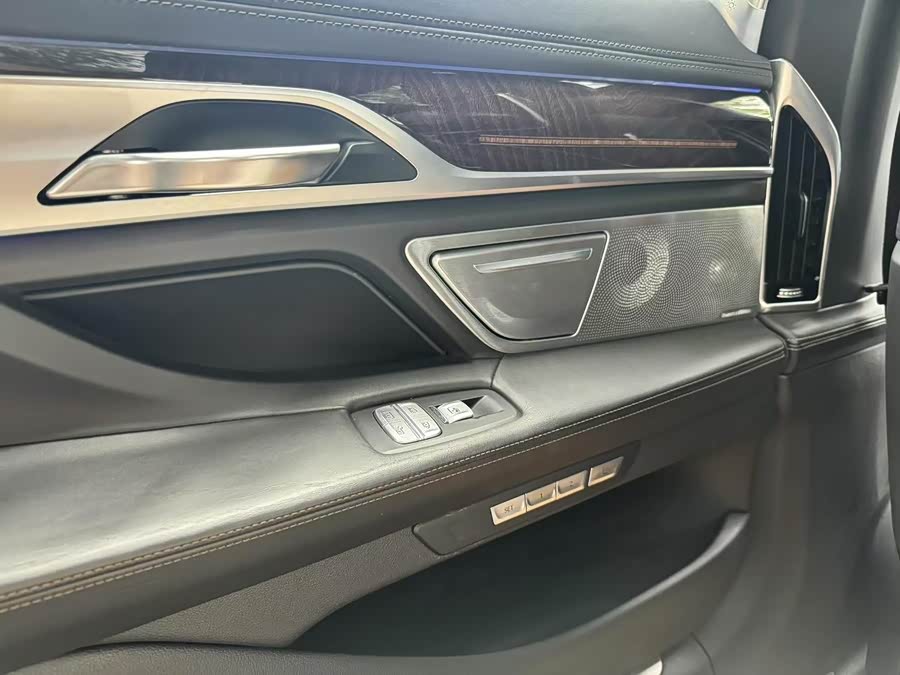 BMW 7 Series 2016 car image #10