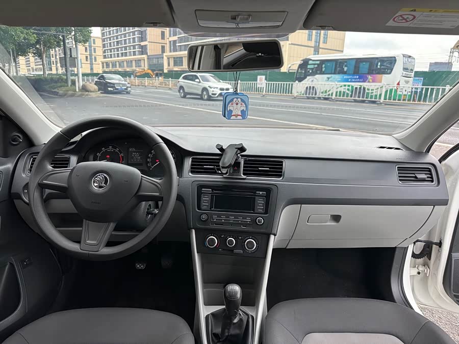 Skoda Rapid 2015 imagen de coche #10