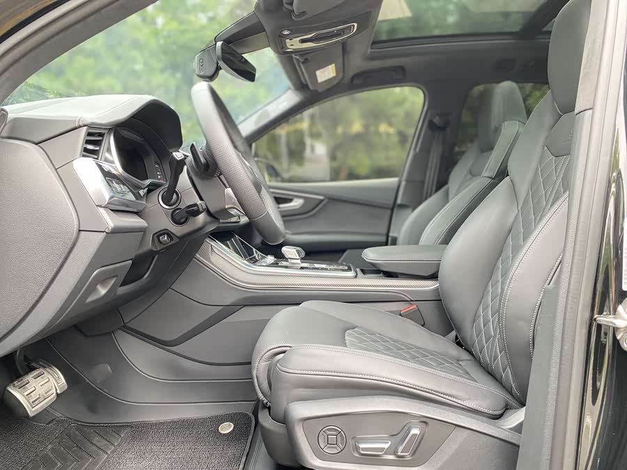 Audi SQ7 2025 car image #10