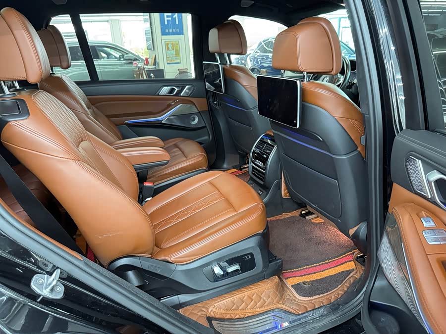 BMW X7 2020 car image #10