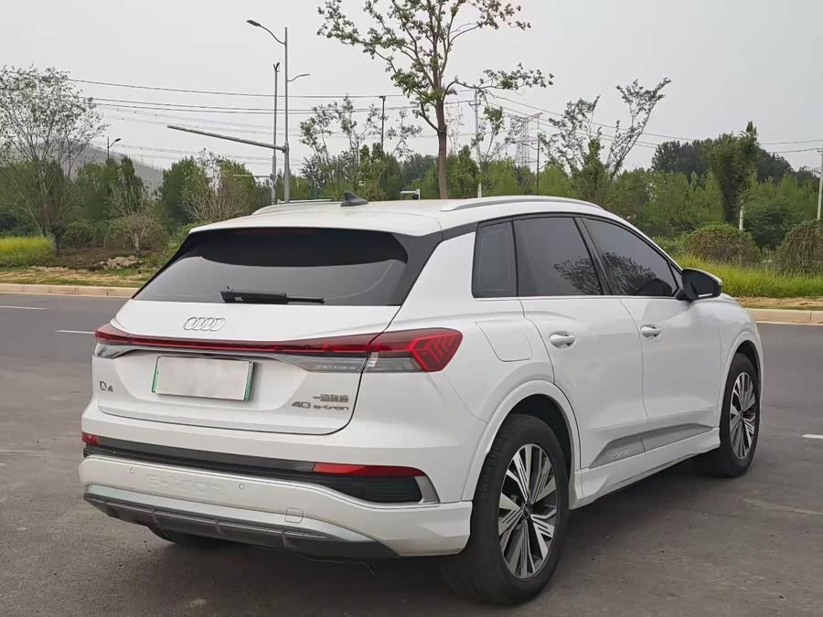 Audi Q4 e-tron 2023 immagine di auto #10