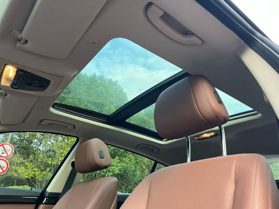 BMW 5 Series GT 2017 immagine di auto #10