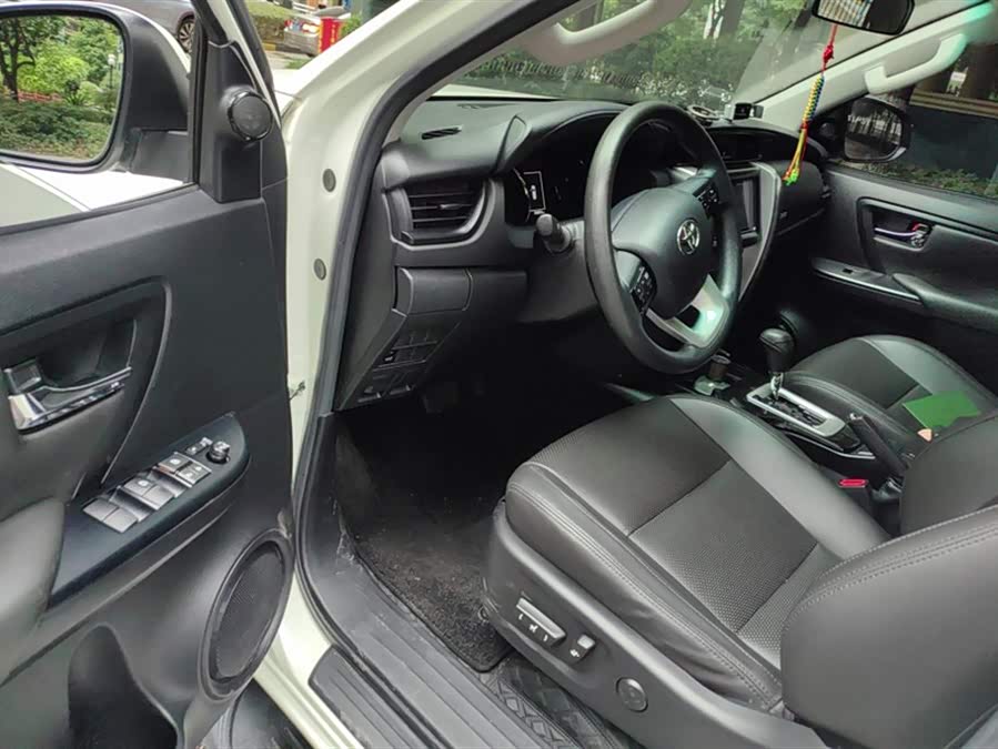 Toyota Fortuner 2018 immagine di auto #10