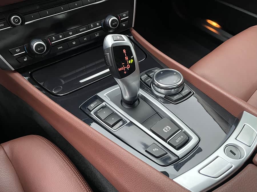 BMW 5 Series GT 2014 immagine di auto #10