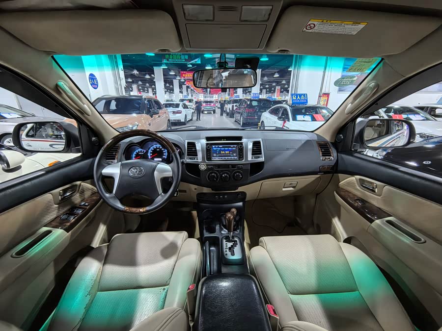 Toyota Fortuner 2015 immagine di auto #10