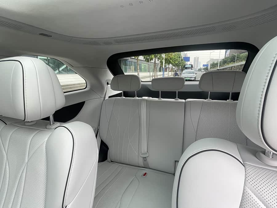 Xpeng X9 2024 صورة سيارة #10