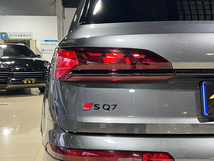 Audi SQ7 2024 car image #10