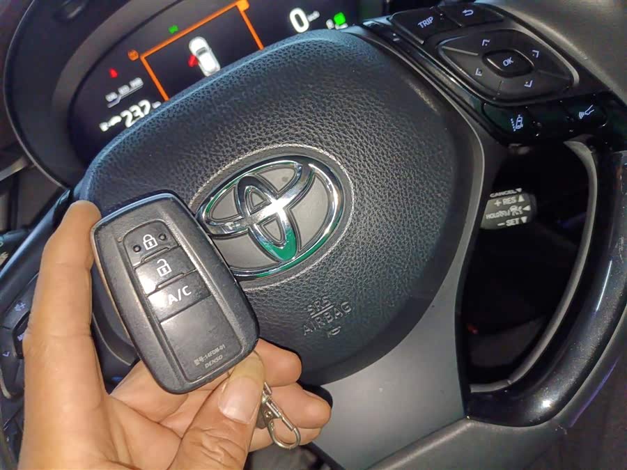 Toyota C-HR EV 2020 immagine di auto #10