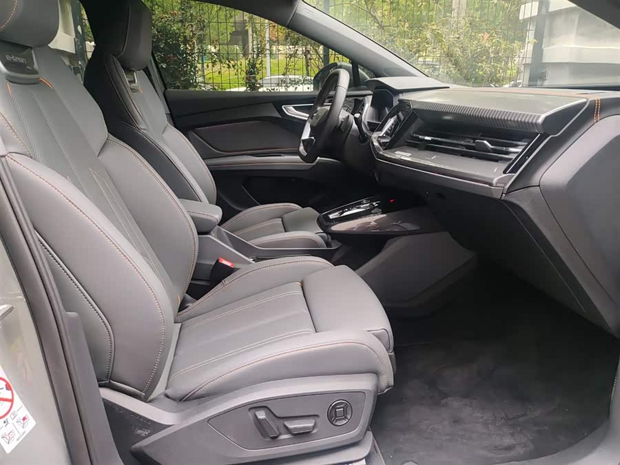 Audi Q4 e-tron 2024 صورة سيارة #10