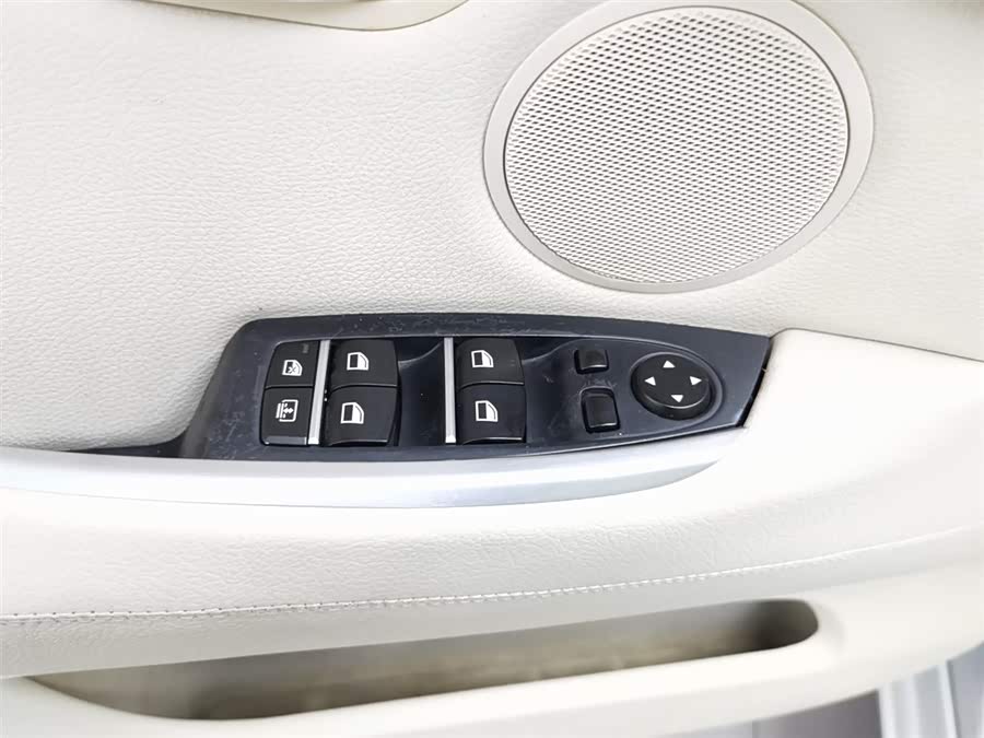 BMW 5 Series GT 2017 immagine di auto #10