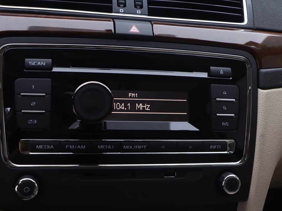 Skoda Superb 2015 car image #10