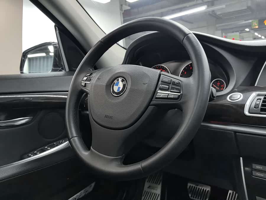 BMW 5 Series GT 2011 immagine di auto #10
