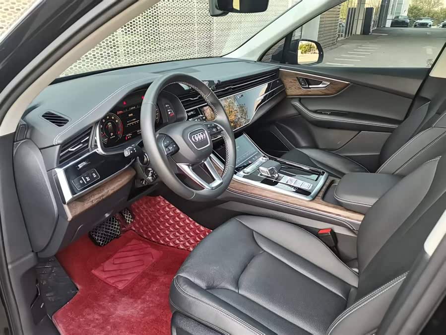 Audi Q7 2024 صورة سيارة #10