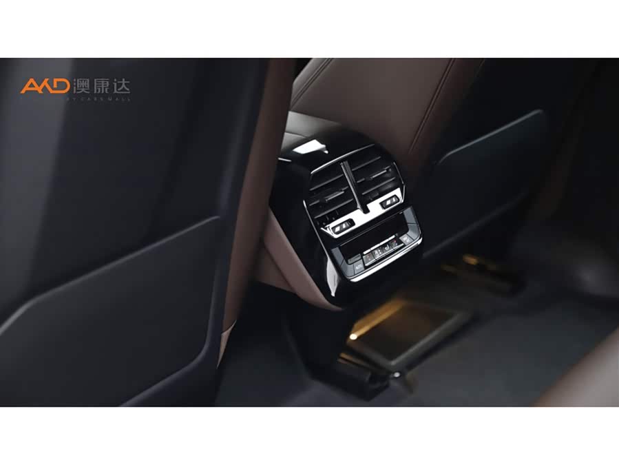 BMW iX 2023 car image #10