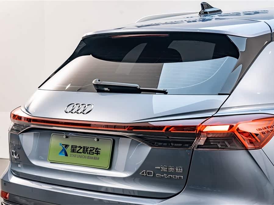 Audi Q4 e-tron 2023 immagine di auto #10