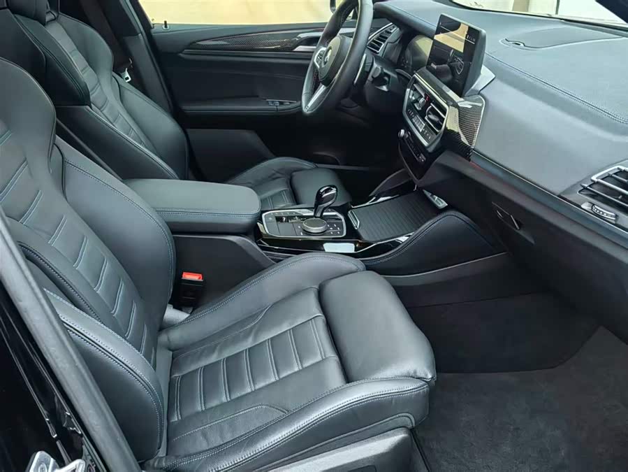 BMW X4 M40i car image #10