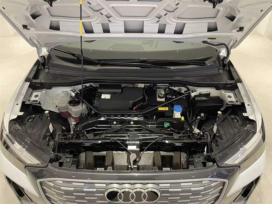 Audi Q4 e-tron 2023 صورة سيارة #10