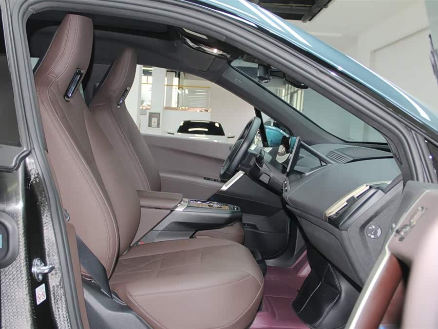 BMW iX 2023 car image #10