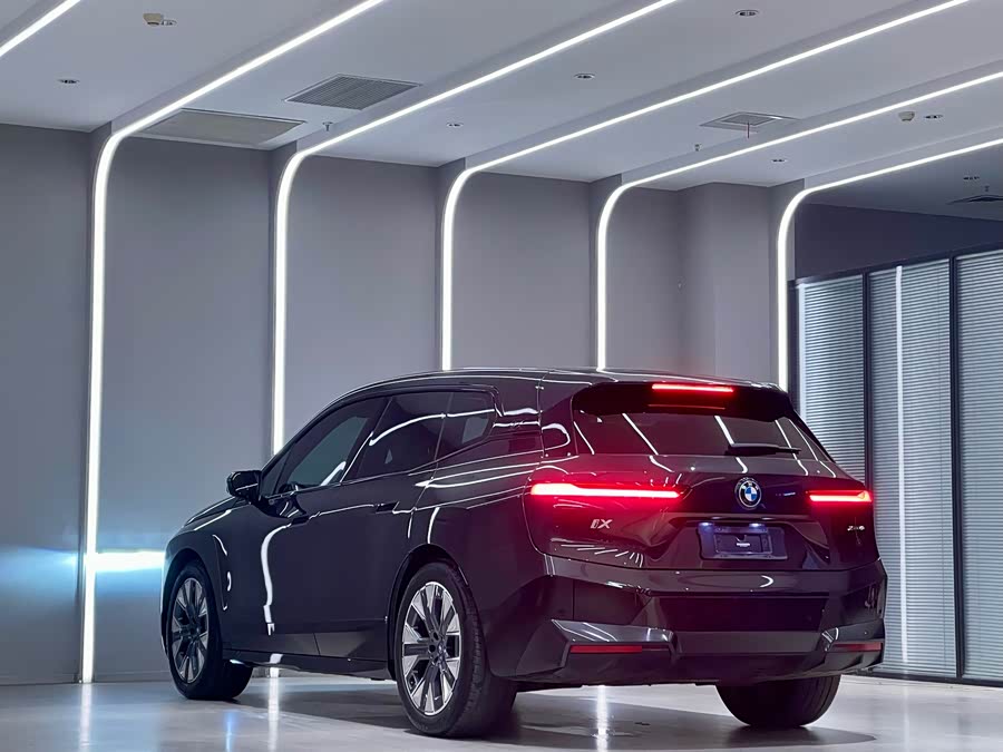 BMW iX 2023 car image #10