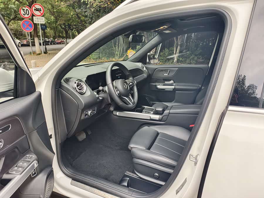 Mercedes-Benz GLB Class 2023 car image #10