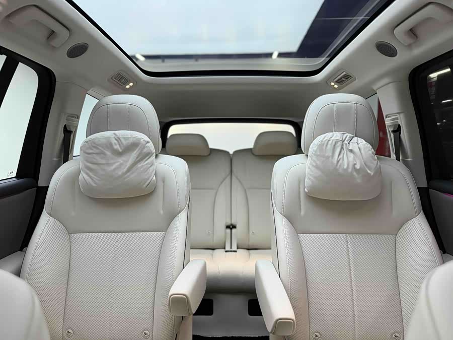 Li i8 2025 image de voiture #10