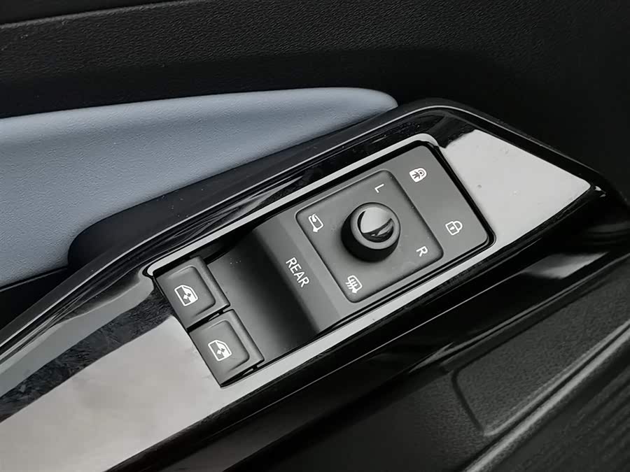 Volkswagen ID.4 X 2023 immagine di auto #10