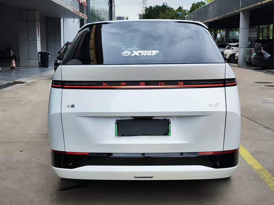 Xpeng X9 2024 صورة سيارة #10