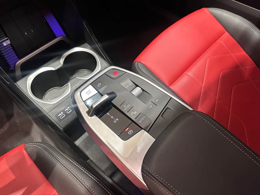 BMW iX1 2024 изображение автомобиля #10