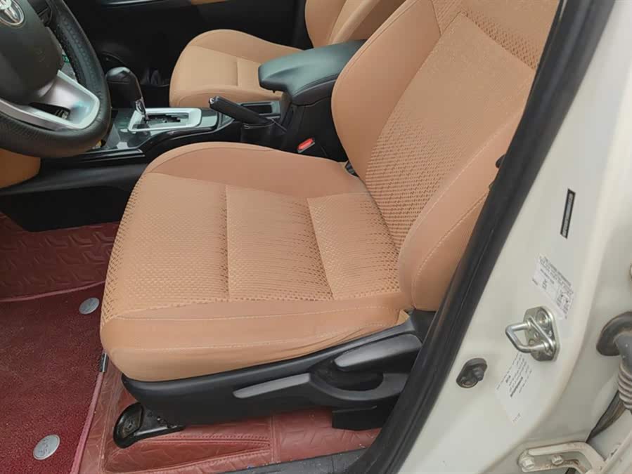 Toyota Fortuner 2018 immagine di auto #10